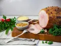 En saftig, griljerad kokt skinka med senap och julpynt. Perfekt för högtider!