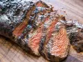 Grillad flankstek, perfekt för ett saftigt flankstek recept. Skivad och redo att serveras.