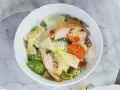 En härlig caesarsallad med kyckling, parmesan och en krämig caesarsallad dressing.