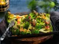 Ugnsrostad broccoli med en härlig dressing. Perfekt som tillbehör eller en lätt måltid.