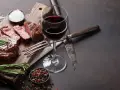 En saftig entrecote, perfekt tillagad, med ett glas rött vin. Kryddor och rosmarin fulländar upplevelsen.