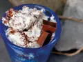 Blå skål med krämig glass, chokladbitar och strössel. Ett enkelt glass recept för en varm sommardag.