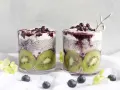 Två glas med chiapudding kvarg, kiwi och blåbär. En härlig frukost eller mellanmål.