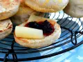 En rostad english muffin med sylt och ost. En perfekt frukost eller mellanmål.
