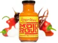 En flaska Lagrito's Mojo Rojo, en paprikasås med vitlök och chili, omgiven av färska chilis och vitlök.