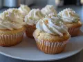 Fluffiga cupcakes med vit frosting och strössel. Perfekt för ett enkelt frosting recept!