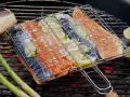Fisk på grillen med citron och sparris. En härlig sommarmåltid att grilla fisk till.