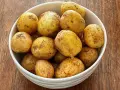 En skål med färskpotatis, redo att kokas. Enkel guide för hur kokar man potatis.