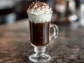 En lyxig kaffedrink med vispgrädde och chokladspån. Ett perfekt recept för Kaffe Karlsson.