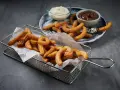 Krispiga churros i korg med chokladsås och grädde. Perfekt för ett enkelt churros recept hemma.