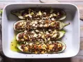 Ugnsbakade zucchinihalvor fyllda med en smakrik blandning och toppade med smulad fetaost. En härlig rätt med zucchini i ugn med fetaost.