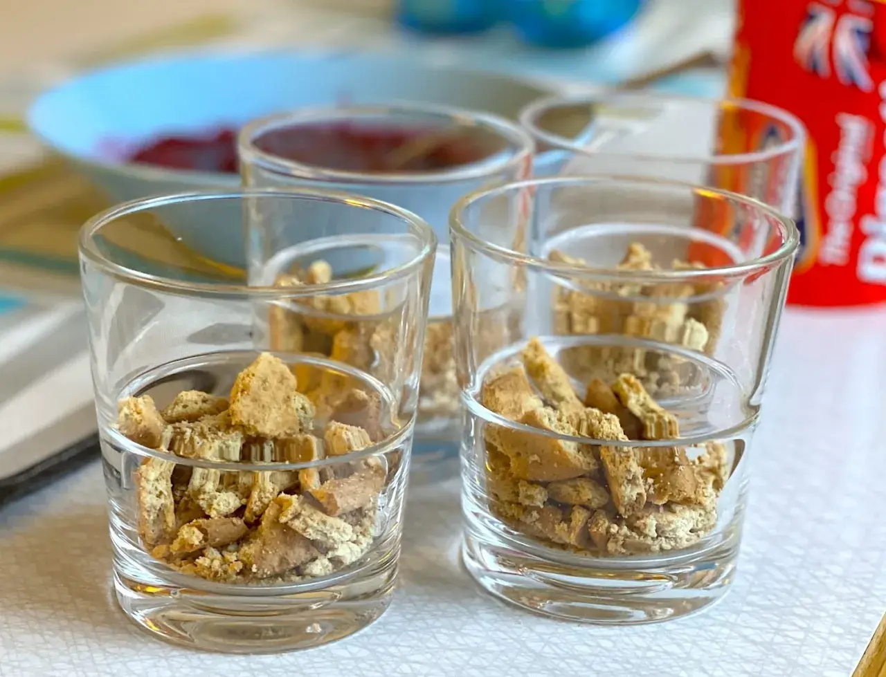 Smulsa i ett gott dessert i glas med krossade digestivekex.