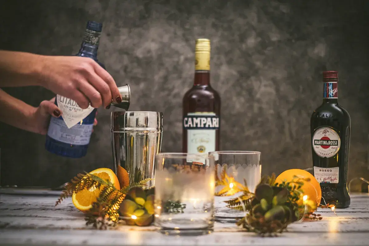 Förberedelser för en klassisk negroni. Gin, Campari och Martini Rossi står redo.