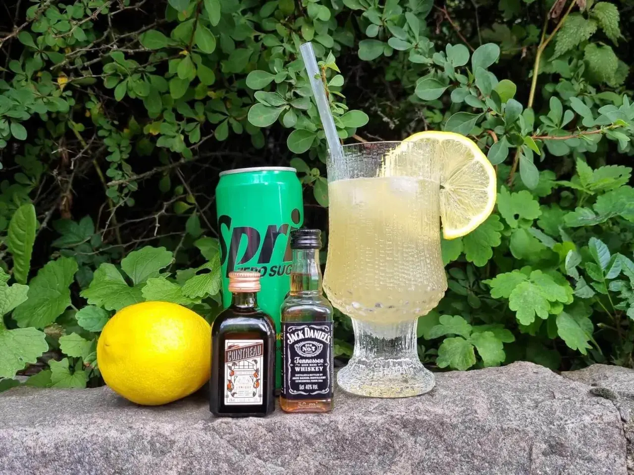 Lynchburg lemonade recept: en citron, en burk Sprite Zero, Cointreau och Jack Daniel's. En perfekt sommardrink!