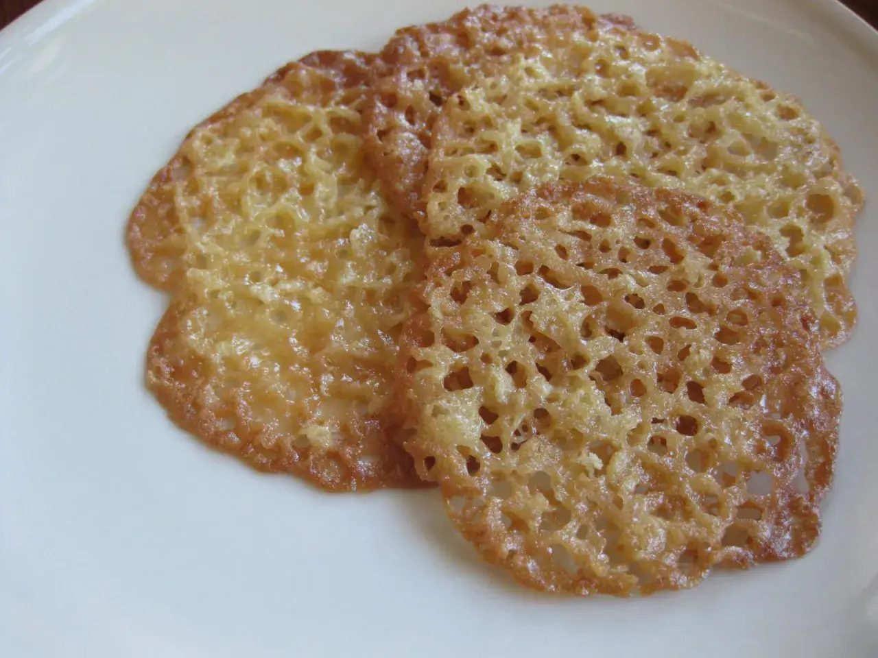 Tre gyllene havreflarn, perfekta för ett enkelt havreflarn recept. Krispiga och tunna, med ett vackert mönster.