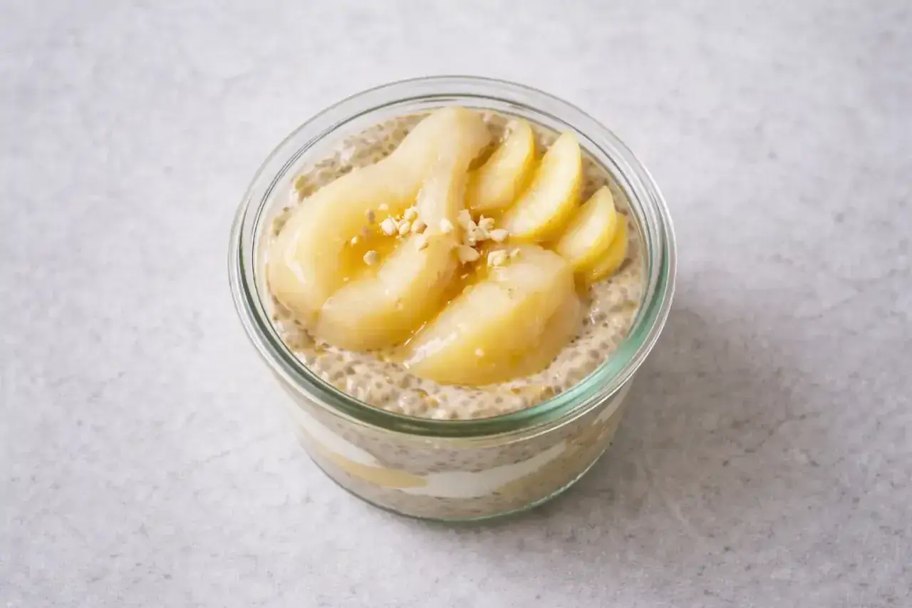 Chiapudding recept med päron och nötter i glasburk. En härlig frukost eller mellanmål.