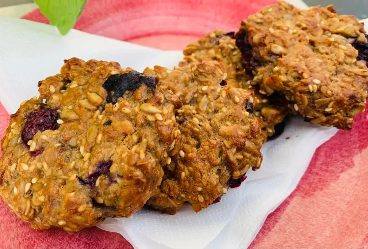 Här är ett enkelt havrekakor recept med bär och frön. Perfekt för fika!
