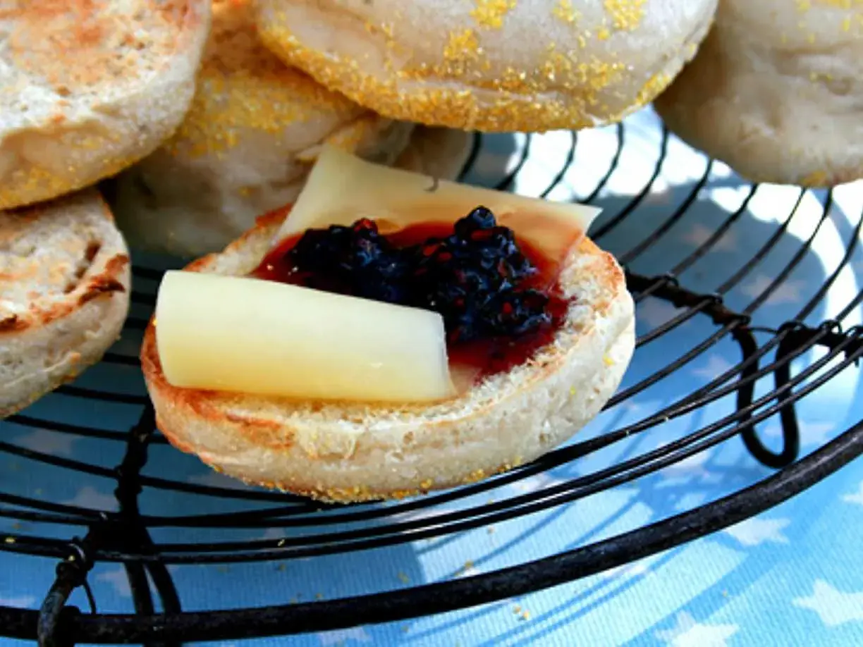 En rostad english muffin med sylt och ost. En perfekt frukost eller mellanmål.