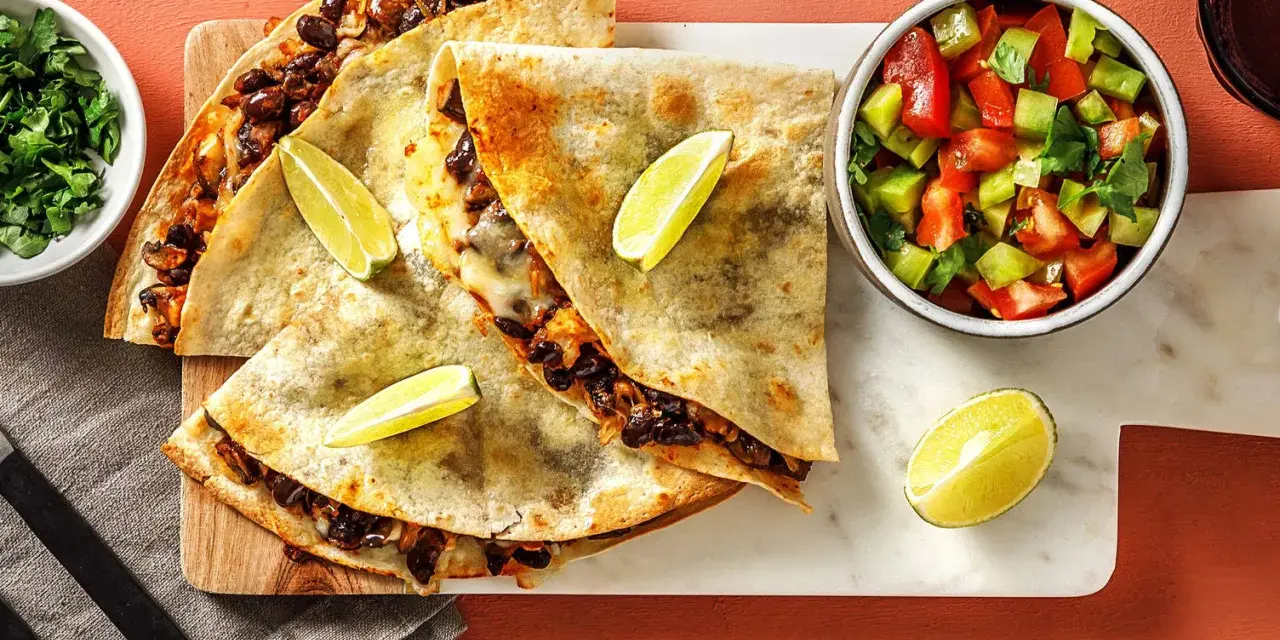 Läckra quesadillas med svarta bönor och ost, serverade med salsa och lime. Ett perfekt quesadillas recept för en snabb och smakrik måltid.