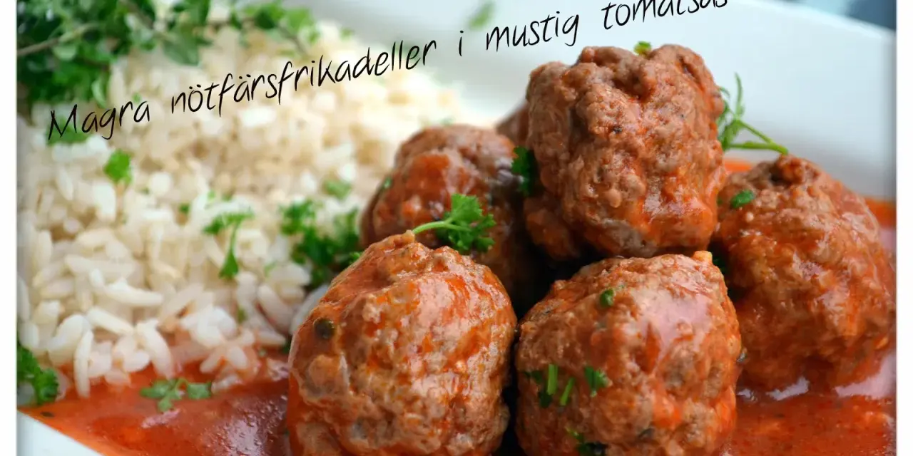 Magra nötfärsfrikadeller i mustig tomatsås med ris. En klassisk svensk rätt som värmer själen.