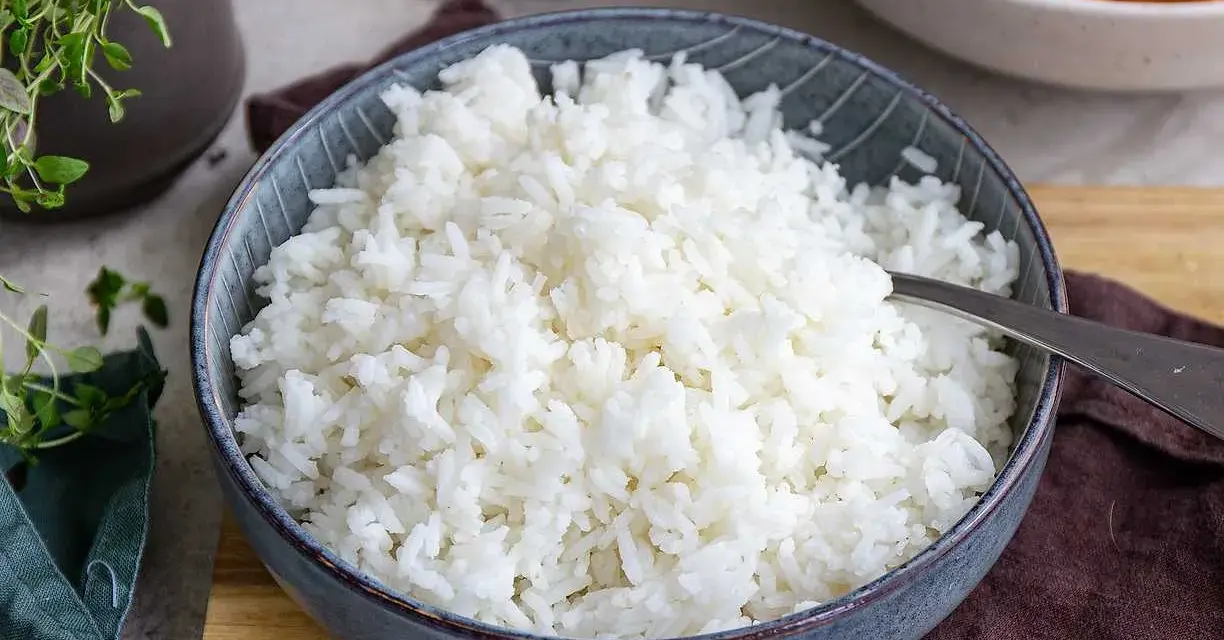 En skål med fluffigt vitt ris, perfekt för att koka till en god måltid.
