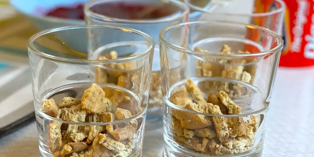 Smulsa i ett gott dessert i glas med krossade digestivekex.