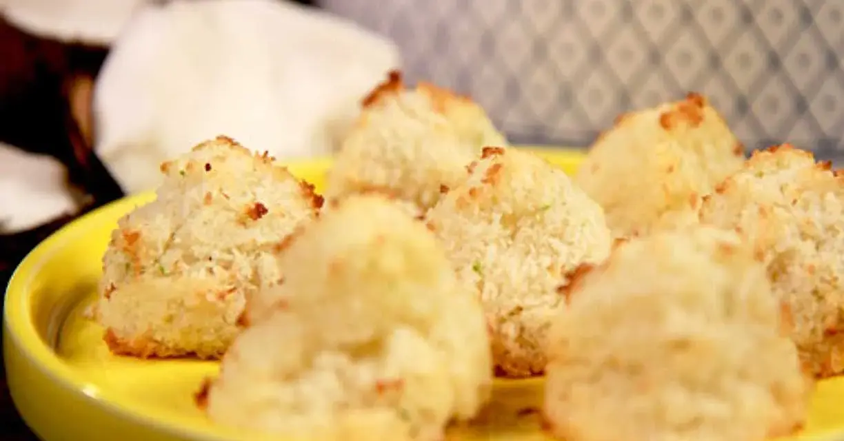 Gyllene kokostoppar på en gul tallrik, perfekta för ett enkelt kokostoppar recept.