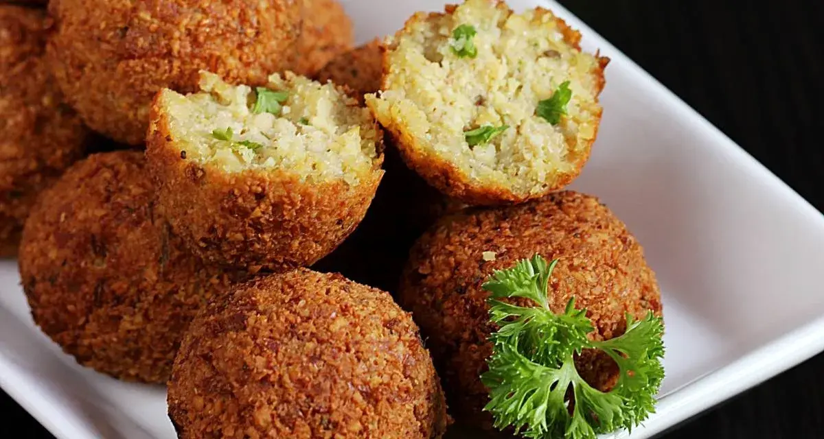 Krispiga falafelbollar med persilja, redo att serveras. Ett perfekt falafel recept för alla tillfällen.