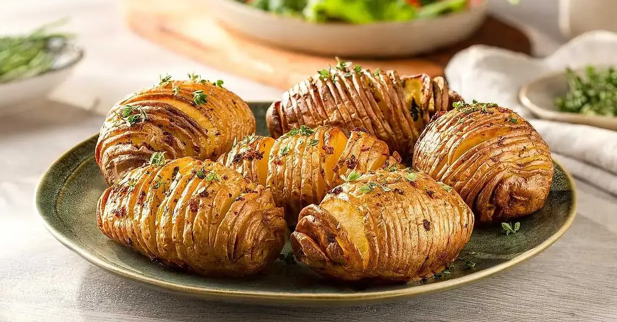 Perfekt krispiga hasselbackspotatis i airfryer, toppade med färska örter. Enkel och god tillbehör.