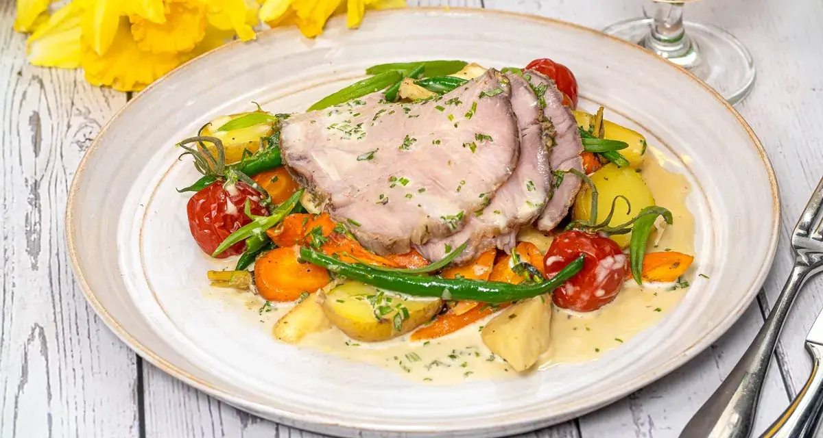 Skinkstek med krämig sås, potatis, morötter och gröna bönor. Ett härligt skinkstek recept för en fin middag.