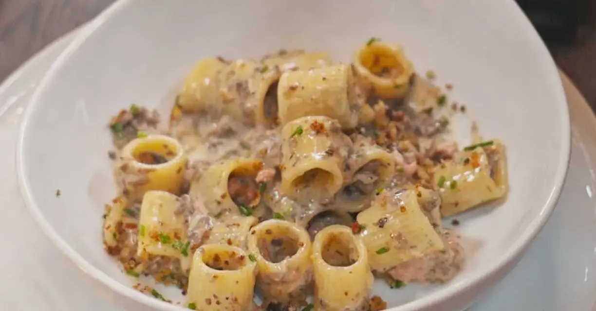 En krämig salsicciapasta med svamp och örter, en rätt som Benjamin skulle älska.