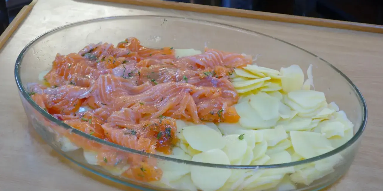 Laxpudding recept: skivad potatis i ugnsform med rå lax och dill. Enkel och god middag.