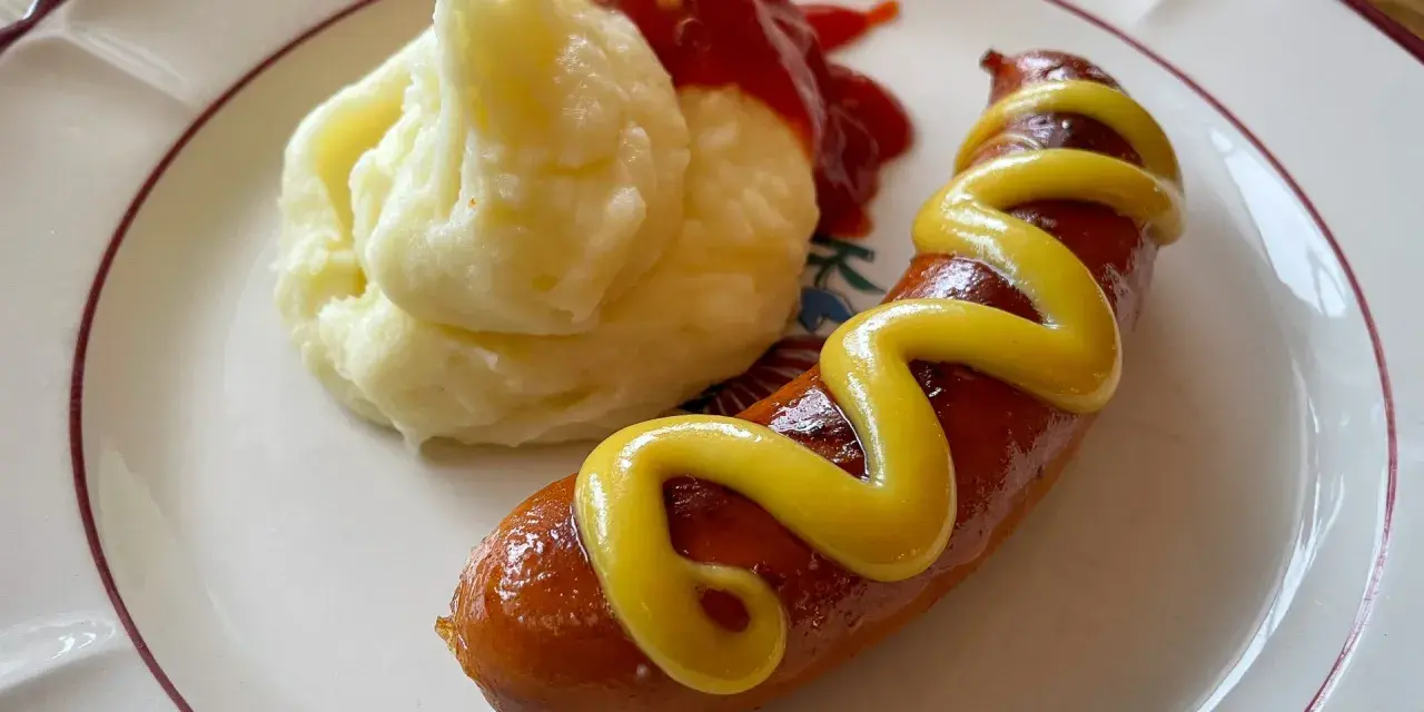 En klassisk korv med mos, serverad med senap och ketchup. Enkel och god vardagsmat.