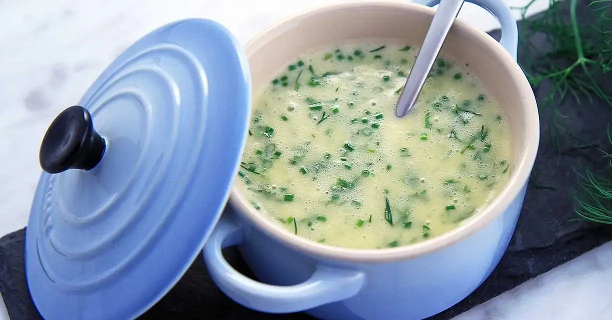 Krämig sås med dill och gräslök, perfekt till fisk. Ett enkelt beurre blanc recept.
