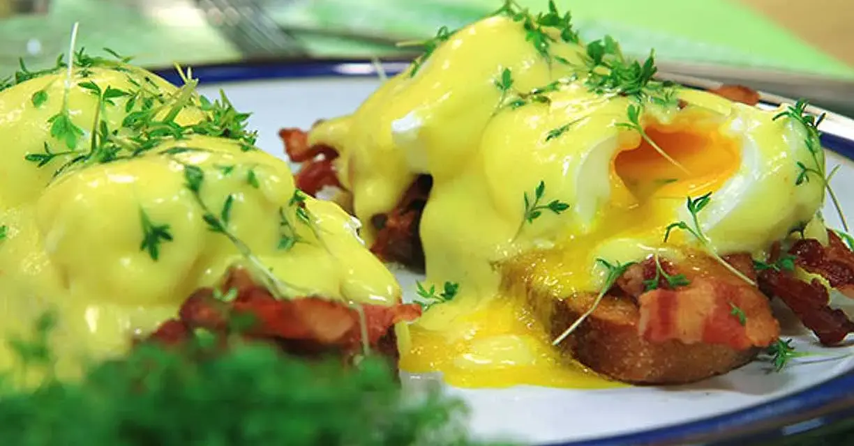 Läckra eggs benedict med krämig hollandaisesås, knaprigt bacon och färska örter. En perfekt start på dagen!