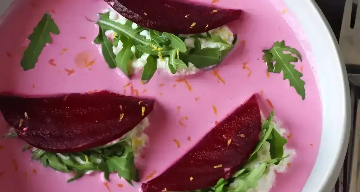 Vacker vegansk mat: rödbetor med ruccola och en krämig, rosa sås. En fest för ögat och magen!