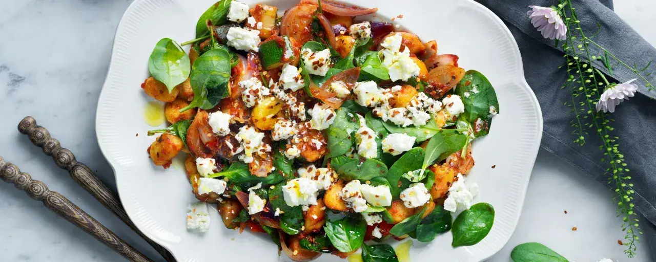 En härlig sallad med gnocchi, grönsaker och fetaost. Ett perfekt middagstips helg för en smakrik och enkel måltid.