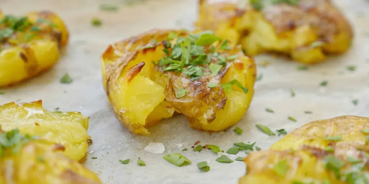 Krispiga, gyllene smashed potatis med färsk persilja. Perfekt tillbehör som smälter i munnen.