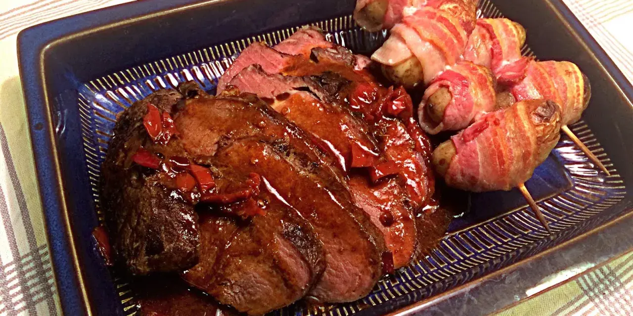 Helstekt entrecote i ugn, saftig och skivad, serveras med potatispaket inslagna i bacon. En festmåltid!