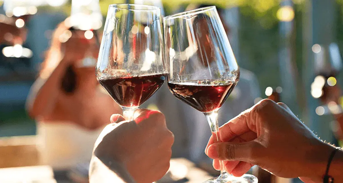 Två glas rött vin skålar i solnedgången, perfekt tillbehör till en råbiff.