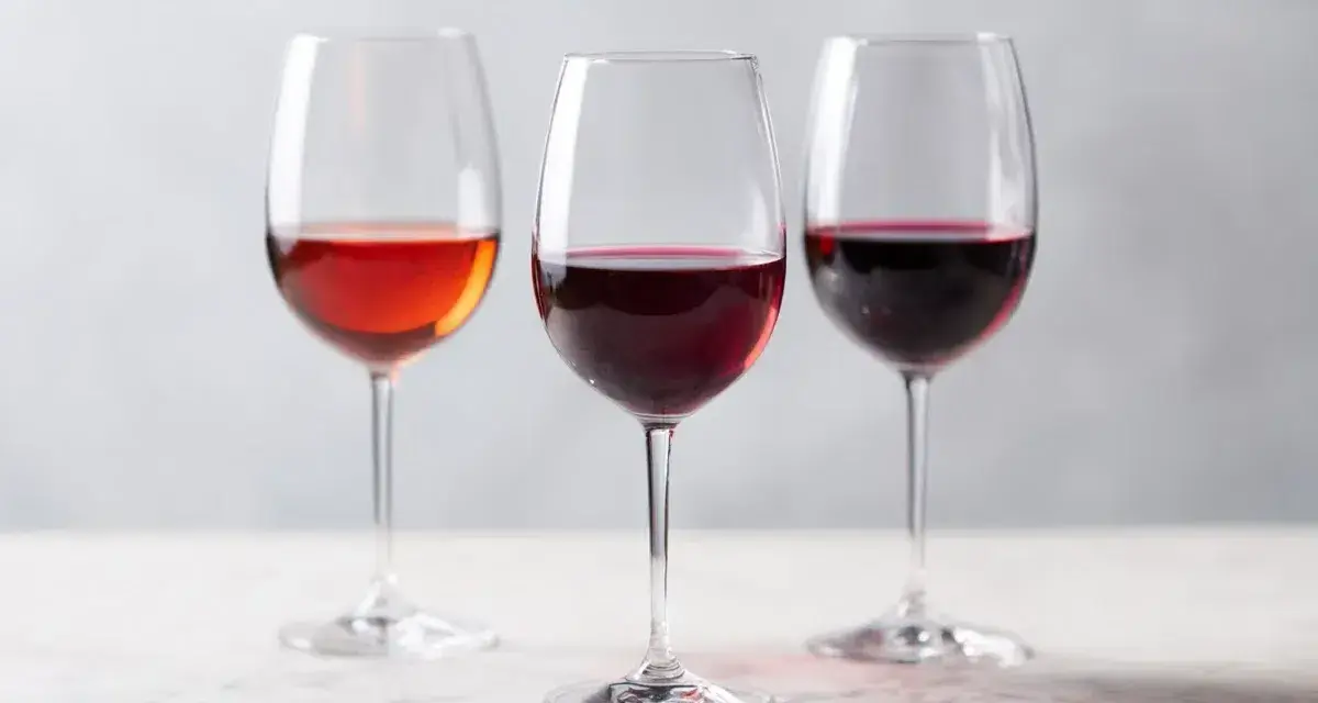 Tre glas med vin, perfekt för att välja rätt vin till ryggbiff.
