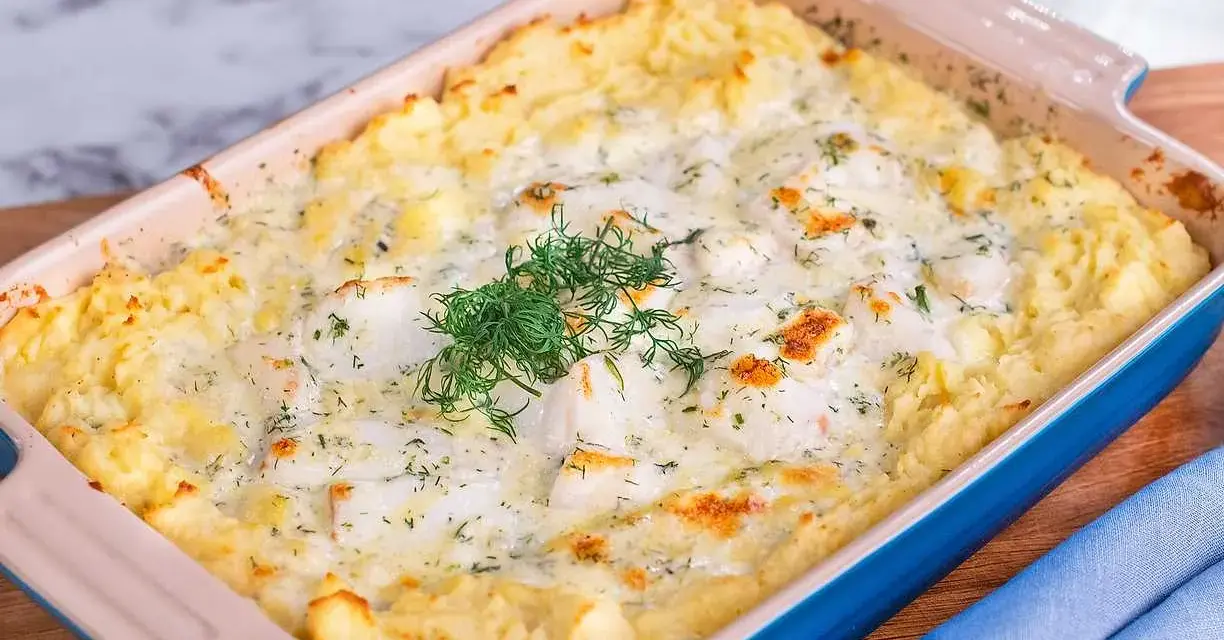 En krämig fiskgratäng med potatismos, perfekt för ett alaska pollock recept. Garnerad med färsk dill.