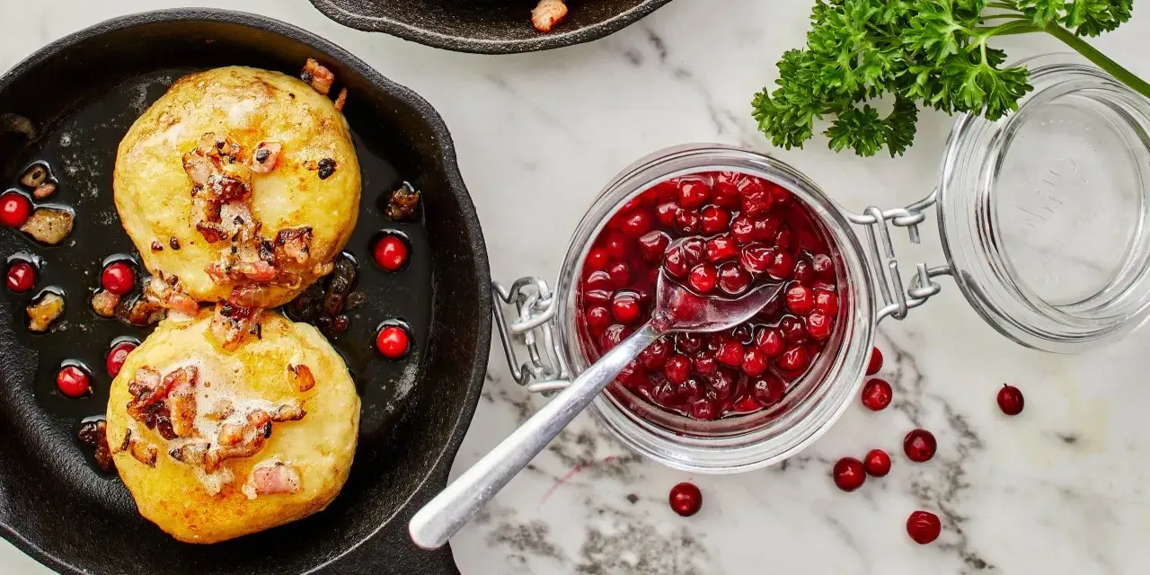 Kroppkakor recept: Gyllene kroppkakor i gjutjärnspanna med knaperstekt fläsk och lingonsylt. En klassisk svensk rätt.