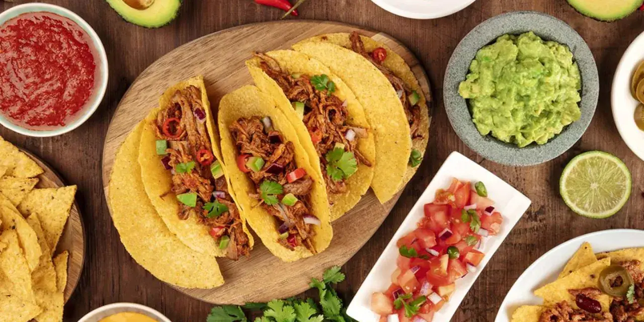 En härlig taco-buffé med allt gott till tacos: köttfyllning, guacamole, salsa, nachos och chili.