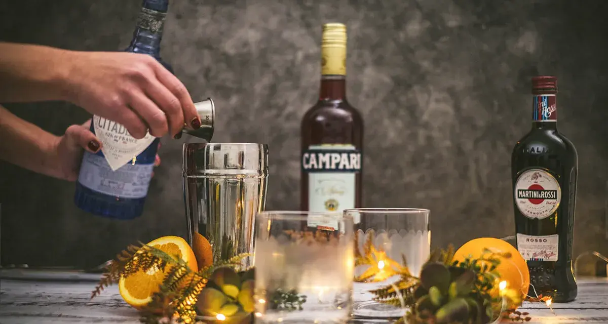 Förberedelser för en klassisk negroni. Gin, Campari och Martini Rossi står redo.