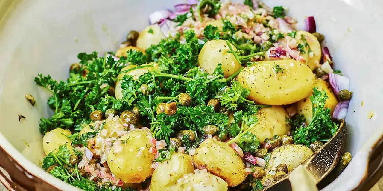 Fransk potatissallad dagen innan, med små potatisar, kapris, rödlök och persilja i en krämig dressing.