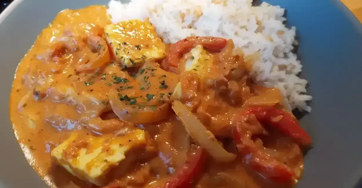 En krämig halloumi stroganoff med ris, paprika och lök. En härlig vegetarisk rätt.