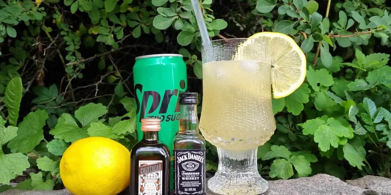 Lynchburg lemonade recept: en citron, en burk Sprite Zero, Cointreau och Jack Daniel's. En perfekt sommardrink!