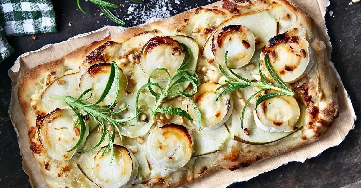En läcker pinsa med chevre, tunna potatisskivor och rosmarin. Perfekt för en mysig kväll.