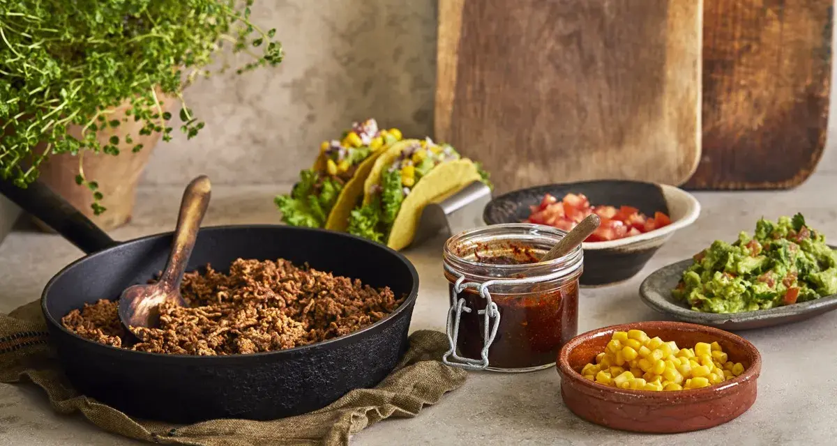 Tacos med köttfärs, majs, salsa och guacamole. Perfekt för ett tacokrydda recept!